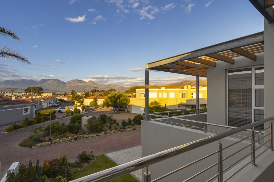 To Let 4 Bedroom Property for Rent in Harbour Island Western Cape